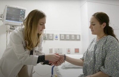 Кодирование Аквилонг в Луховицах Врач держит пациентку за руку